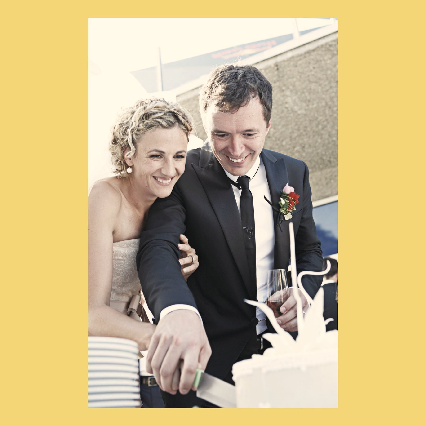 Ein Brautpaar schneidet die Hochzeitstorte an