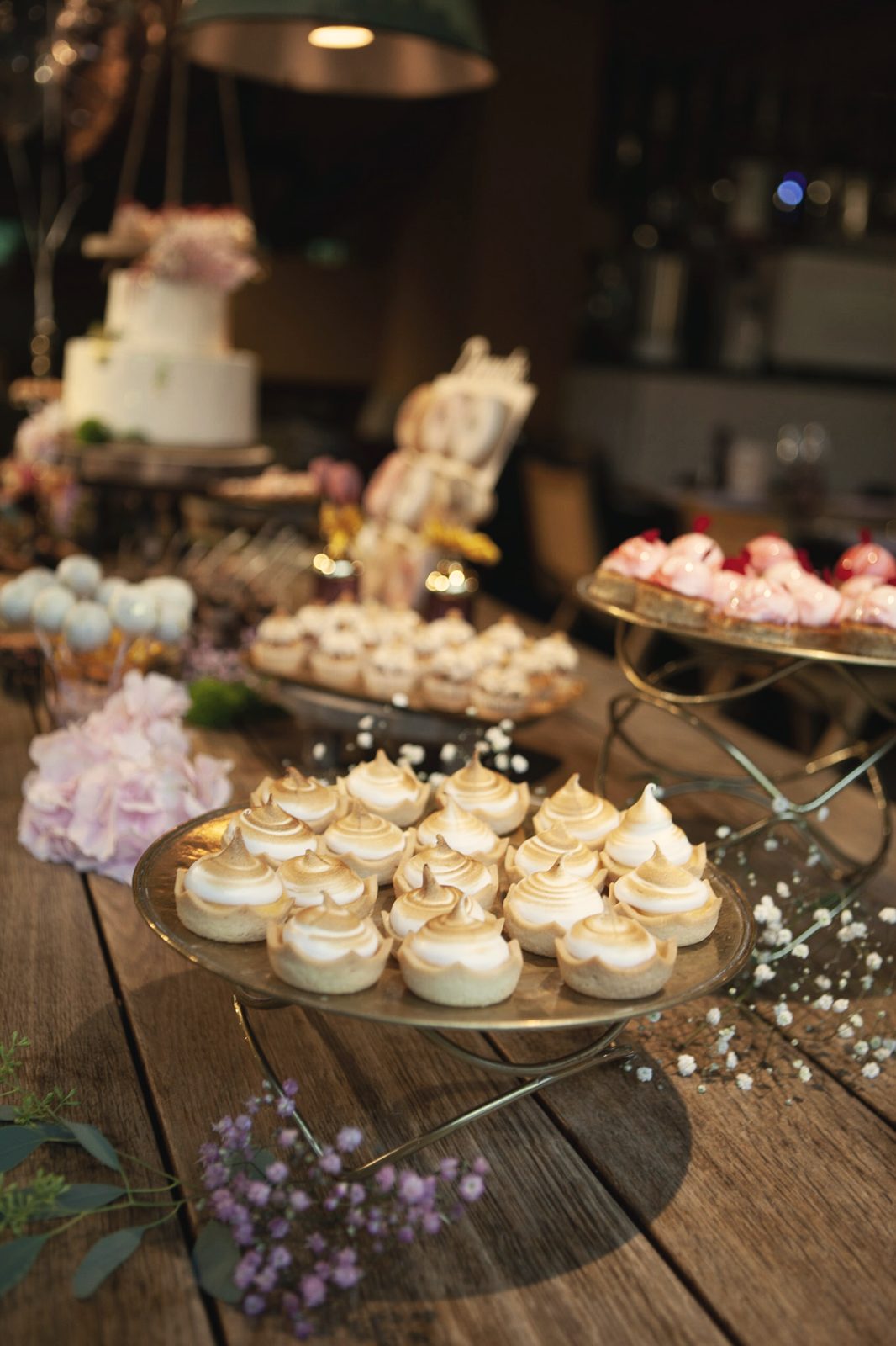 Cupcakes und Blumen auf Holz.