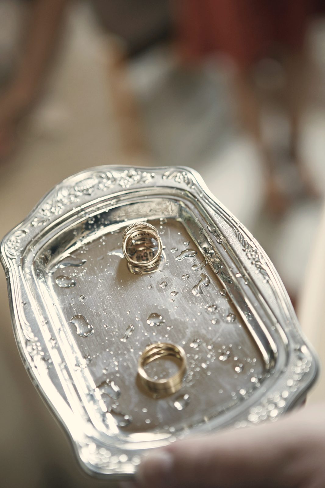 Die Ringe auf dem Silbertablett, der Saal unscharf dahinter.