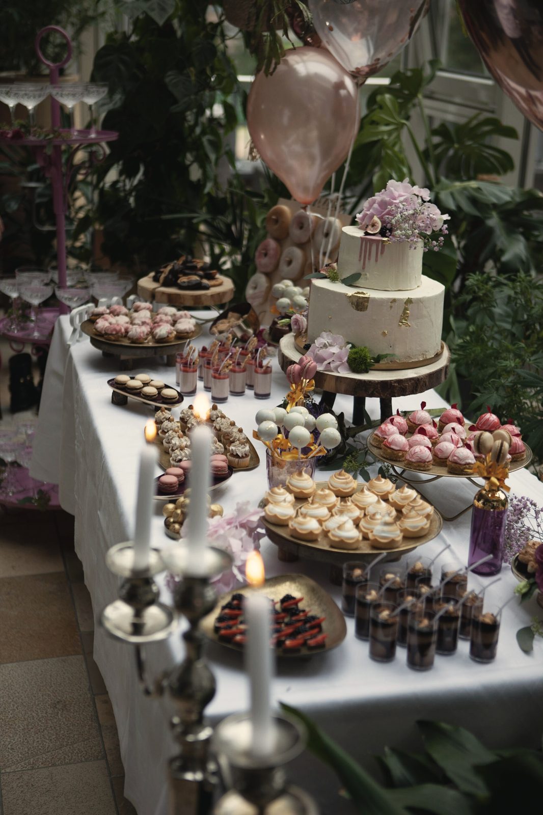 Die Torte auf dem Buffet, Kerzen davor.