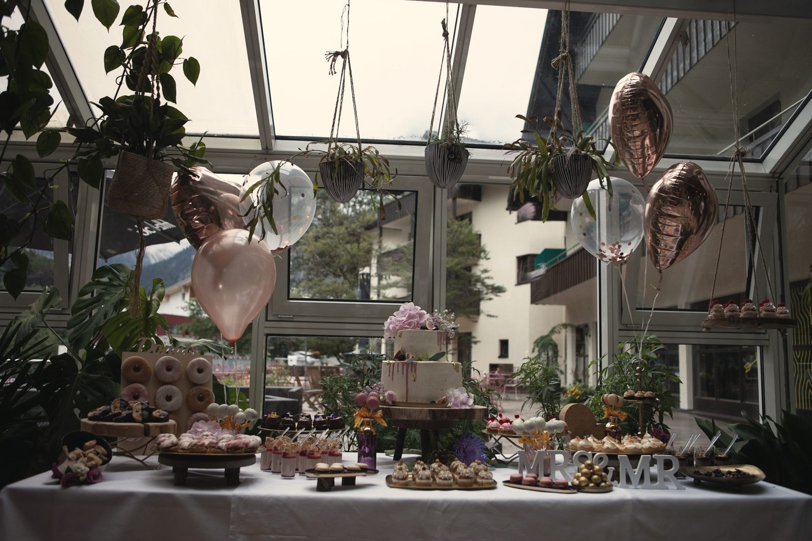 Das Dessertbuffet im Wintergarten des Walliserhofs, Ballons unter dem Glasdach